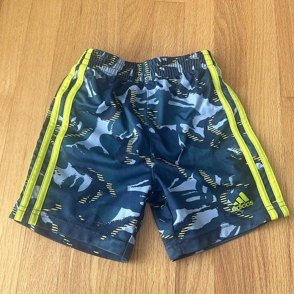 Adidas boy’s athletic set - Picture 2 of 3